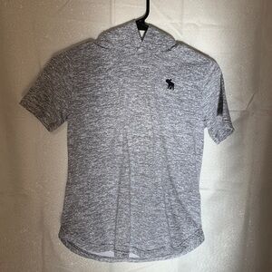 3/$35❤️Abercrombie Kids gray short sleeve with hoodie T-shirt size 9/10 boys
